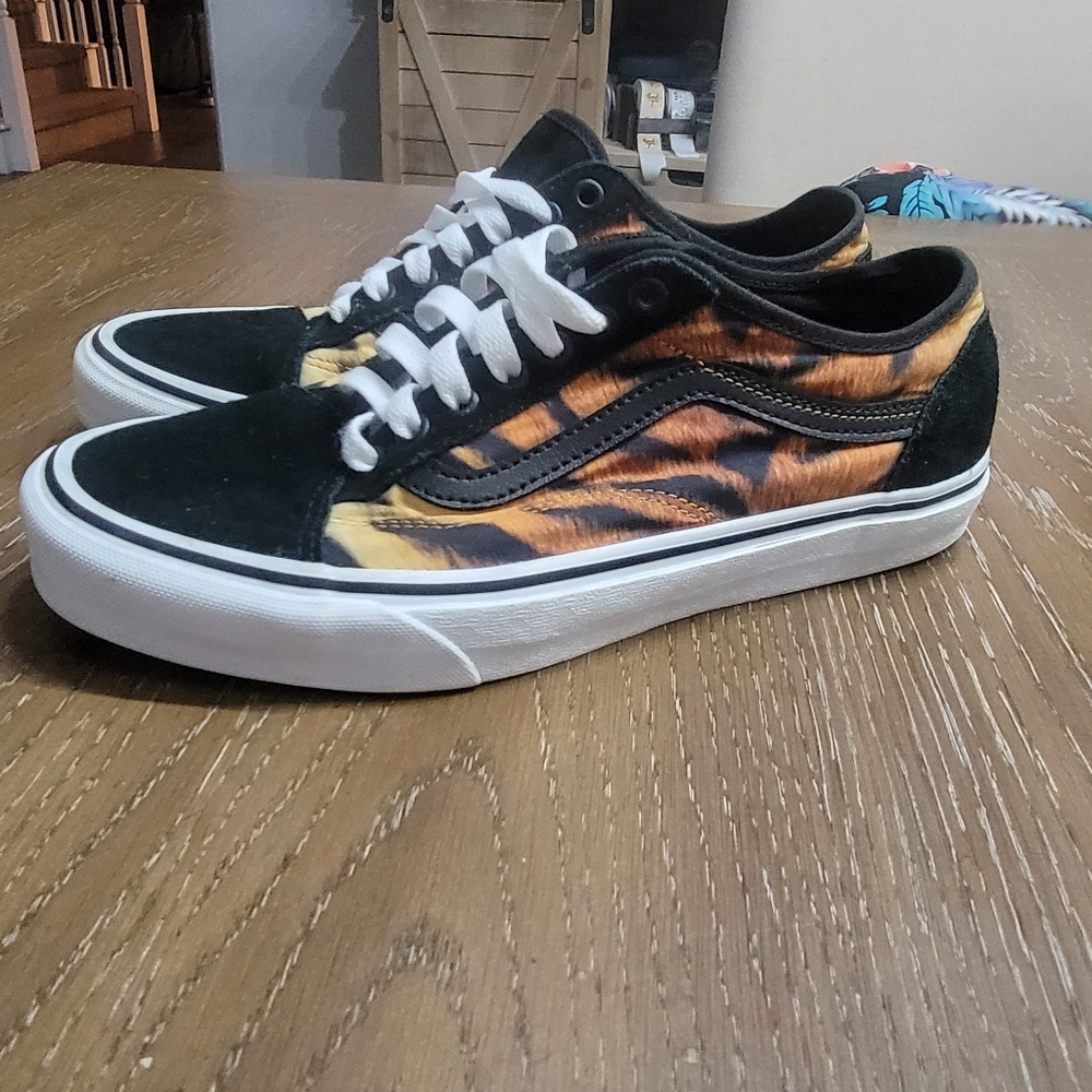 Vans Old skool.Used, no box.Size: 8 men, 9.5 womenColor:Black, white,tiger print - Picture 3 of 6